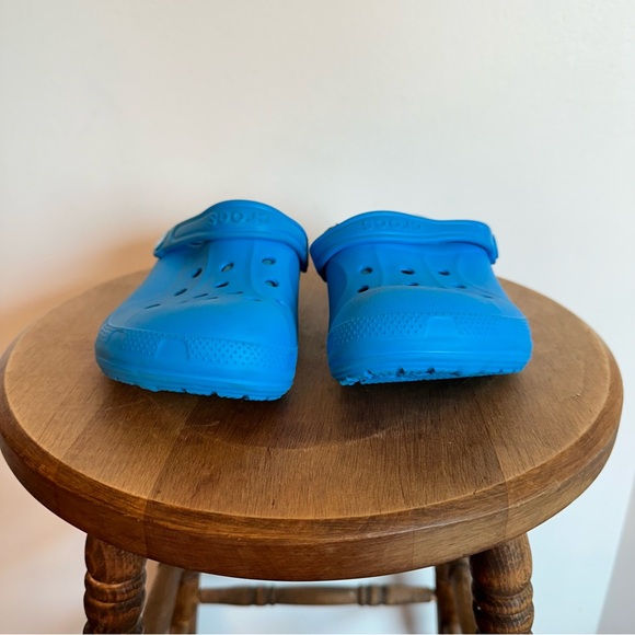 Crocs Kids Unisex Blue Outside With Black Warm Fuzzy Lining Material Size J4 2 - Picture 3 of 11